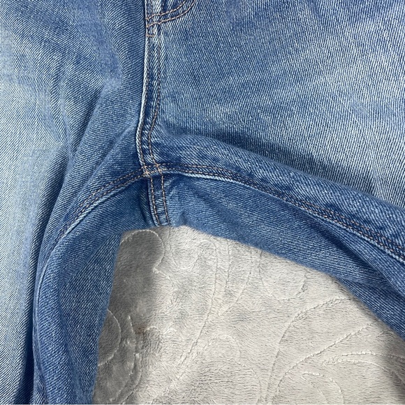 American Eagle Mom Jeans Women’s Size 4 Blue Distressed - Picture 2 of 8